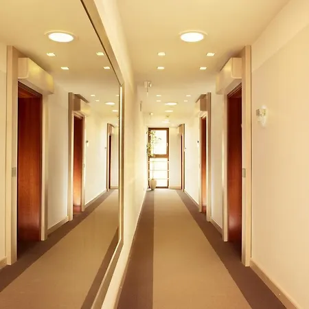 Ambassador מלון 4*